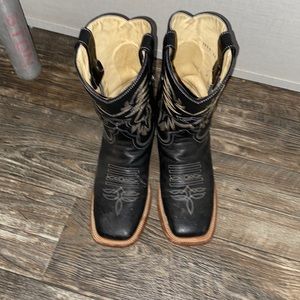 I’m selling these boots they fit well and you can dance with them and country.